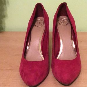 Red suede platform pump